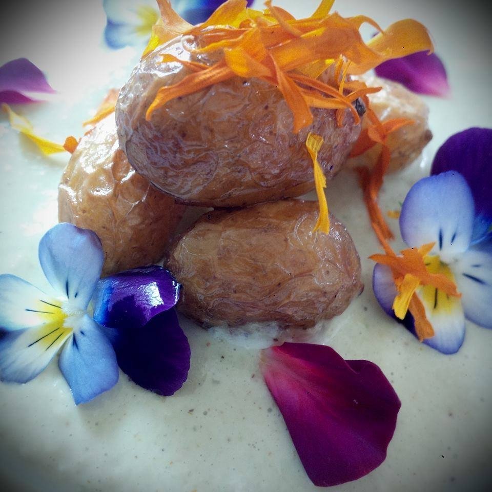 Le patate novelle su crema di cipolla egiziana ligure e l’insalatina di fiori