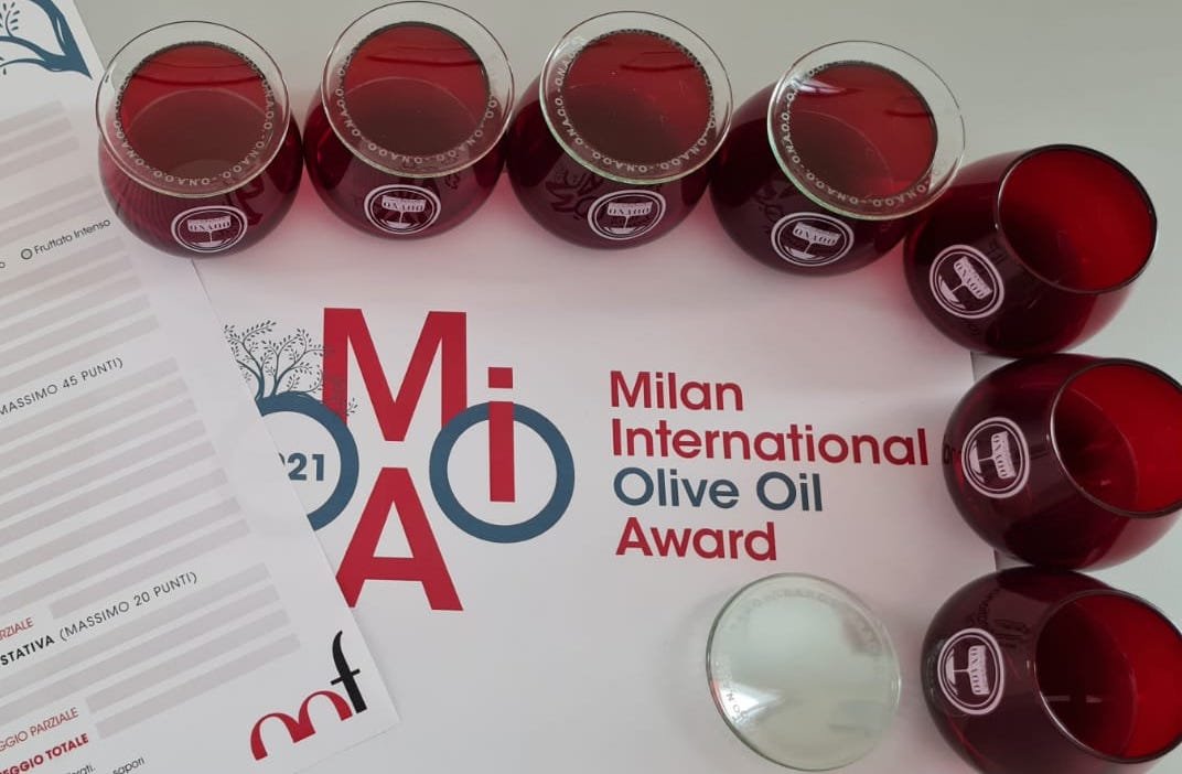 Which extra virgin olive oils are the top rated by the juries of the Milan International Olive Oil Award 2021