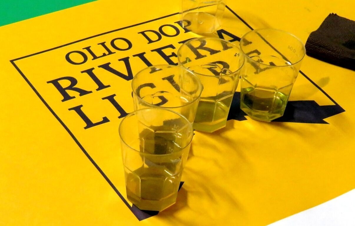 Olio Dop Riviera Ligure: può essere commercializzato anche in contenitori metallici e di ceramica