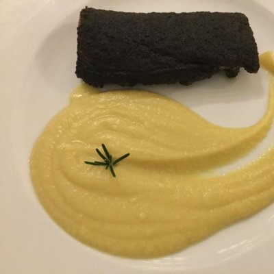 Filetto di cinghiale in crosta di olive su crema di cicerchie
