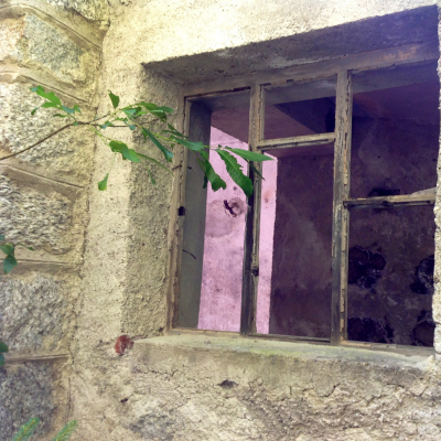 In Valle Anzasca, finestra di una casa abbandonata