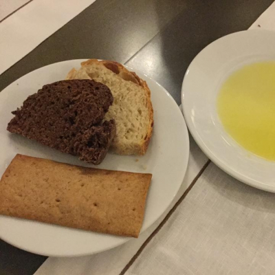 Il pane: alla carruba, di grano duro , cracker di grano arso. Olio monocultivar perananzana dalla provincia di Foggia