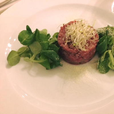 Tartare di podolica con songino e germogli di alfa alfa