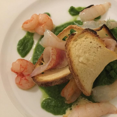 Pane di Altamura con triglia sfilettata. Scampi e gamberi di Gallipoli