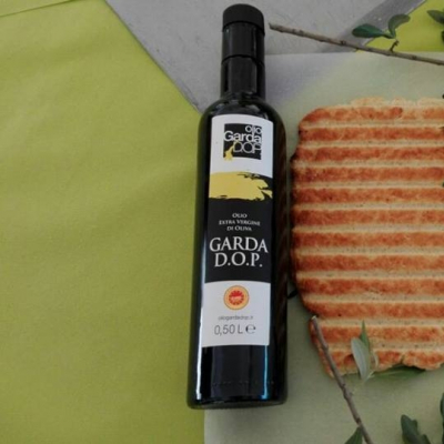 La celebre fogassa di Cavaion Veronese con l'immancabile olio Dop Garda