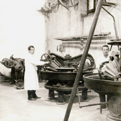 Foto d'epoca delle gramole a rulli conici scanalati della fonderia 