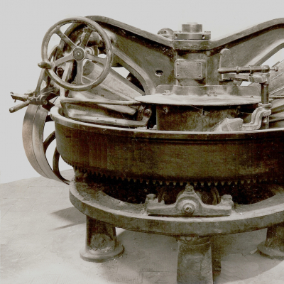 Foto d'epoca di una gramola a rulli conici scanalati prodotta dalla Fonderia Fratte