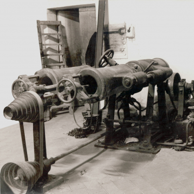 Foto d'epoca torchio idraulico orizzontale a due campane per pasta corta