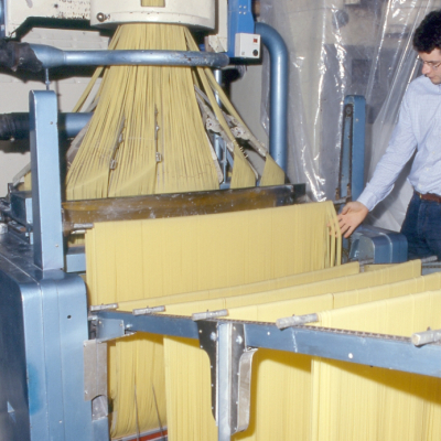 AndreaCavalieri, la quarta generazione, mentre controlla l'uscita dei noti spaghettoni