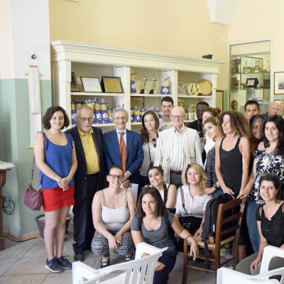 Il gruppo di giovani di due master internazionali in archeologia industriale in visita al pastificio