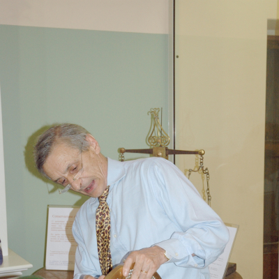 l Maestro pastaio Benedetto Cavalieri con una trafila in bronzo