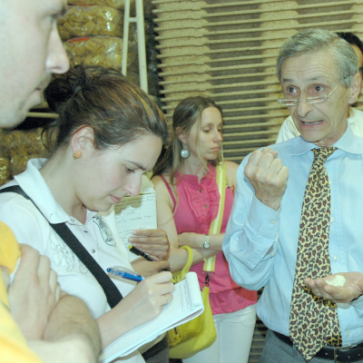 Il Maestro pastaio con una manciata di semola di grano duro utilizzata per la pasta