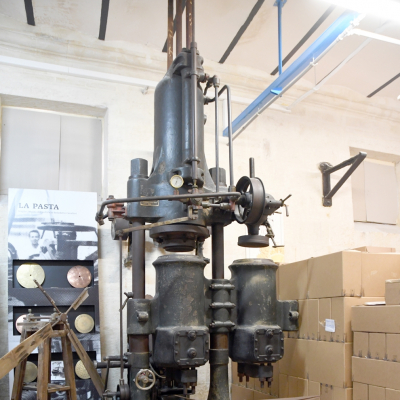 Torchio idraulico verticale per pasta lunga e i due ventilatori del Sistema Cirillo
