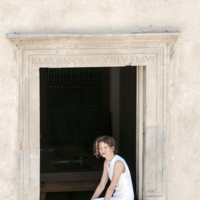 Alba Rohrwacher alla celebre finestra di Casa Menotti - 2016 © Fabian Cevallos