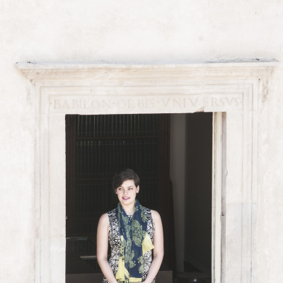 Emily D 'Angelo alla celebre finestra di Casa Menotti - Premio Speciale  2016 © Fabian Cevallos
