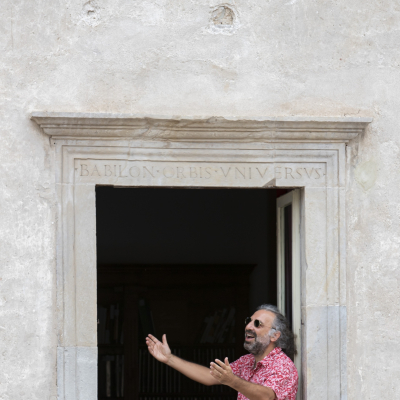 Stefano Bollani alla finestra di Casa Menotti © Kim Mariani