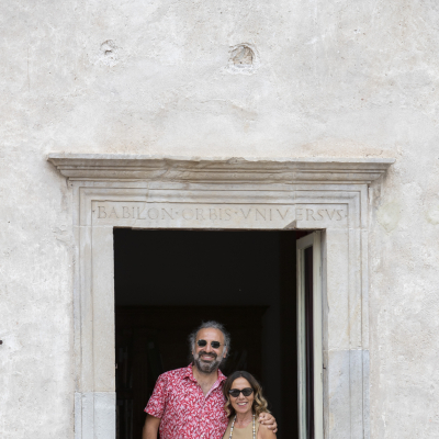 Stefano Bollani e Maria Flora Monini alla finestra di Casa Menotti © Kim Mariani