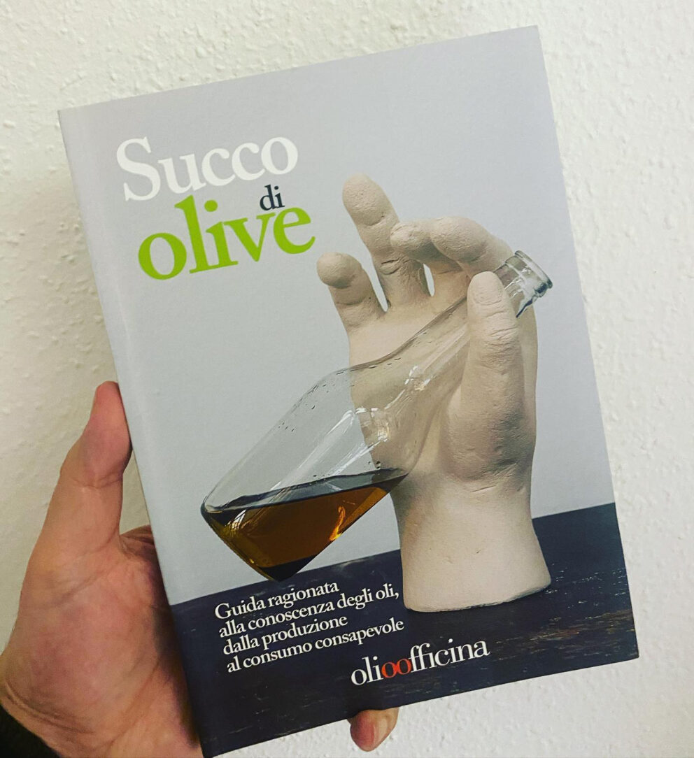 Chi non ha ancora letto il libro “Succo di olive” ha una grande lacuna da colmare