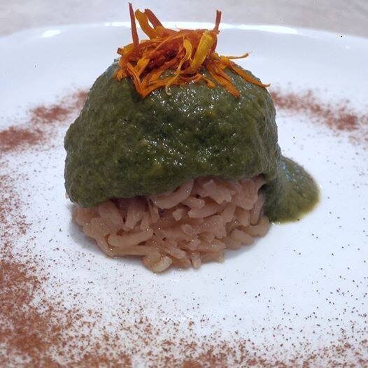 Riso integrale su crema di cipolla egiziana ligure e cannella