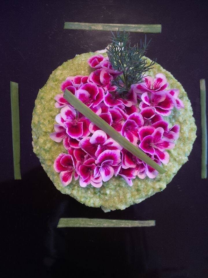 Cruditè di zucchina con pane Carasau, cipolla egiziana ligure e fiori di geranio odoroso