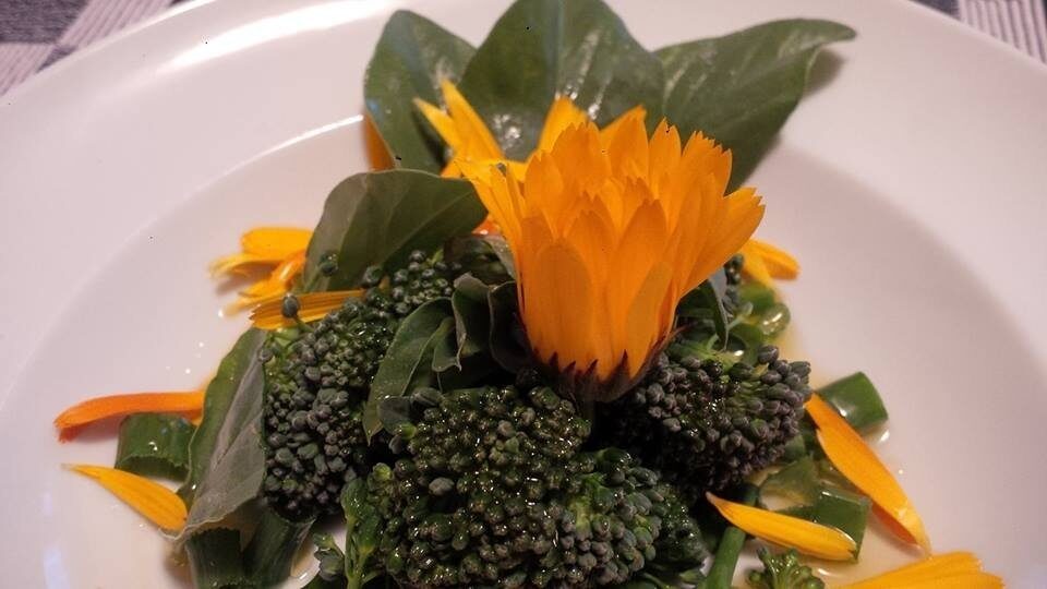 Insalata di broccoli, punte di fava, cipolla egiziana e fiori di calendula