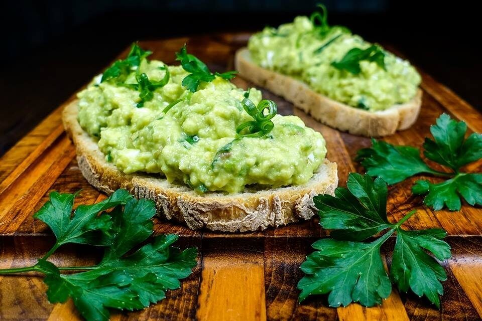 Bruschetta cipolla egiziana ligure, avocado e olio extravergine d’oliva