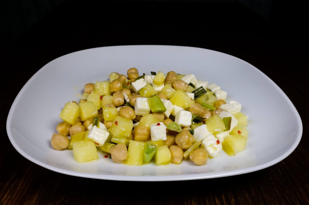 Insalata di ceci, cipolla egiziana ligure e melone pepino