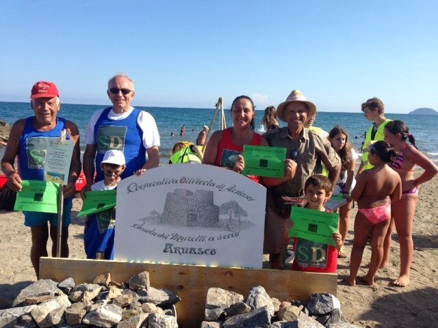 Spiagge didattiche: successo per la scuola di muretti a secco con i maestri di Arnasco