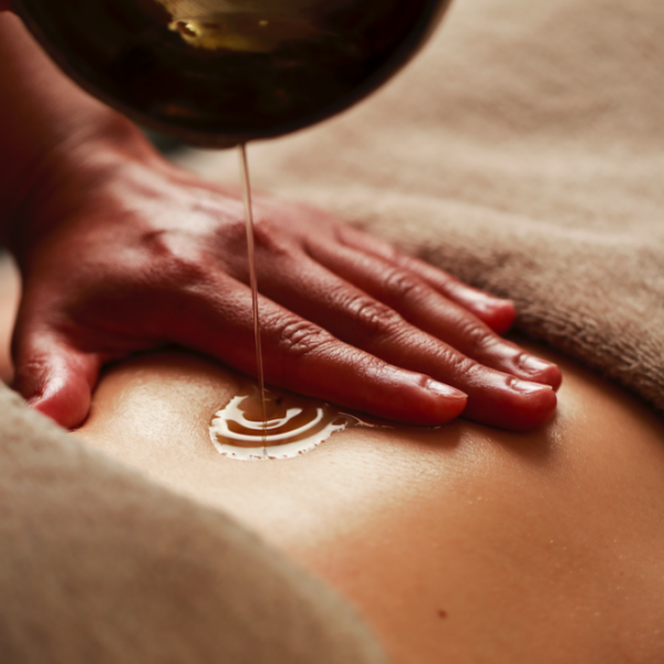 Il massaggio con l’olio è un momento di congiunzione con il nostro corpo