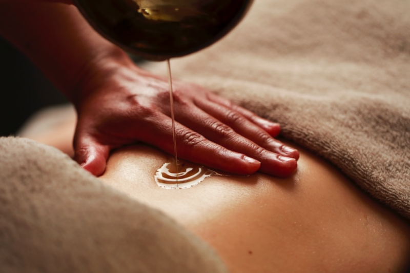 Il massaggio con l’olio è un momento di congiunzione con il nostro corpo
