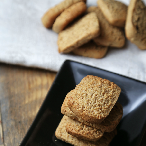 Colazione con biscotti arricchiti con vinaccia a uva rossa
