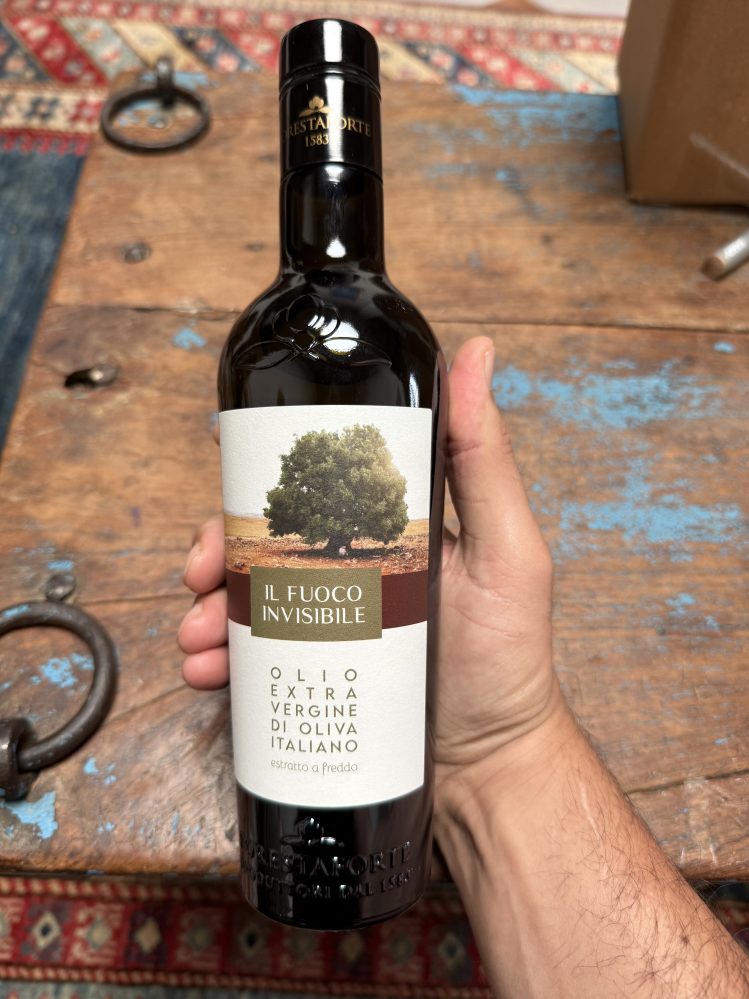 Il fuoco invisibile. Un libro e una bottiglia d’olio