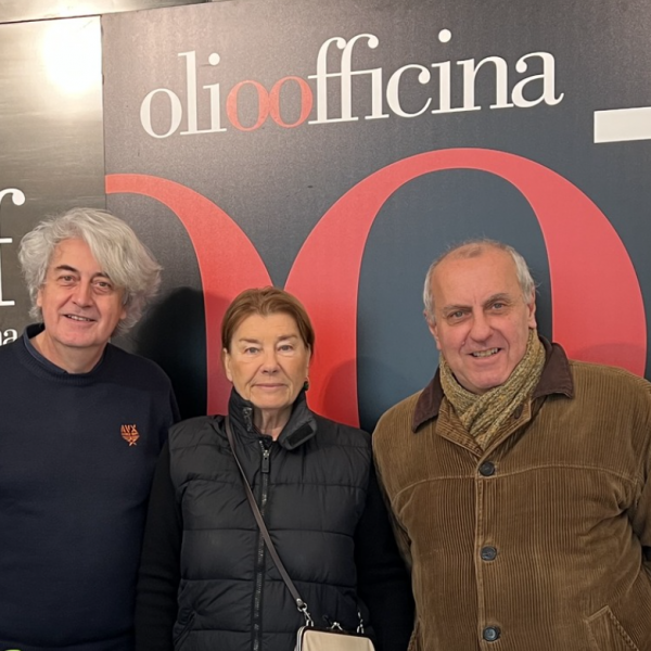 Olio & design. Progetto “Bottiglie d’autore” in ceramica