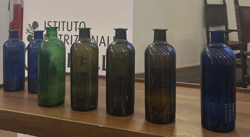 L’olio in bottiglia blu? Serve a prolungare la vita dell’olio